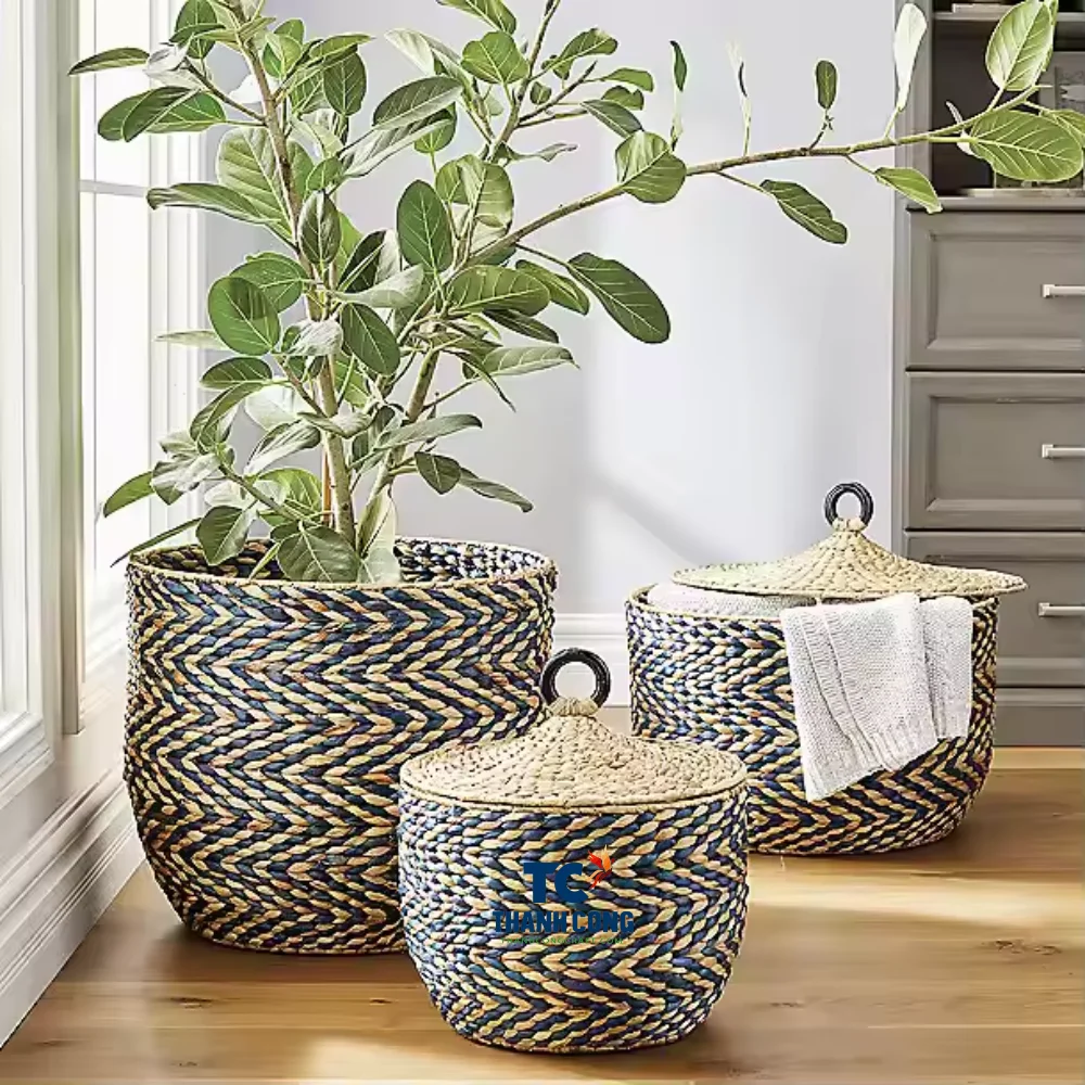 Hot Selling Water Hyacinth Storage Basket With Lid Handwoven Basket For Clothes Or Plants From Vietnam