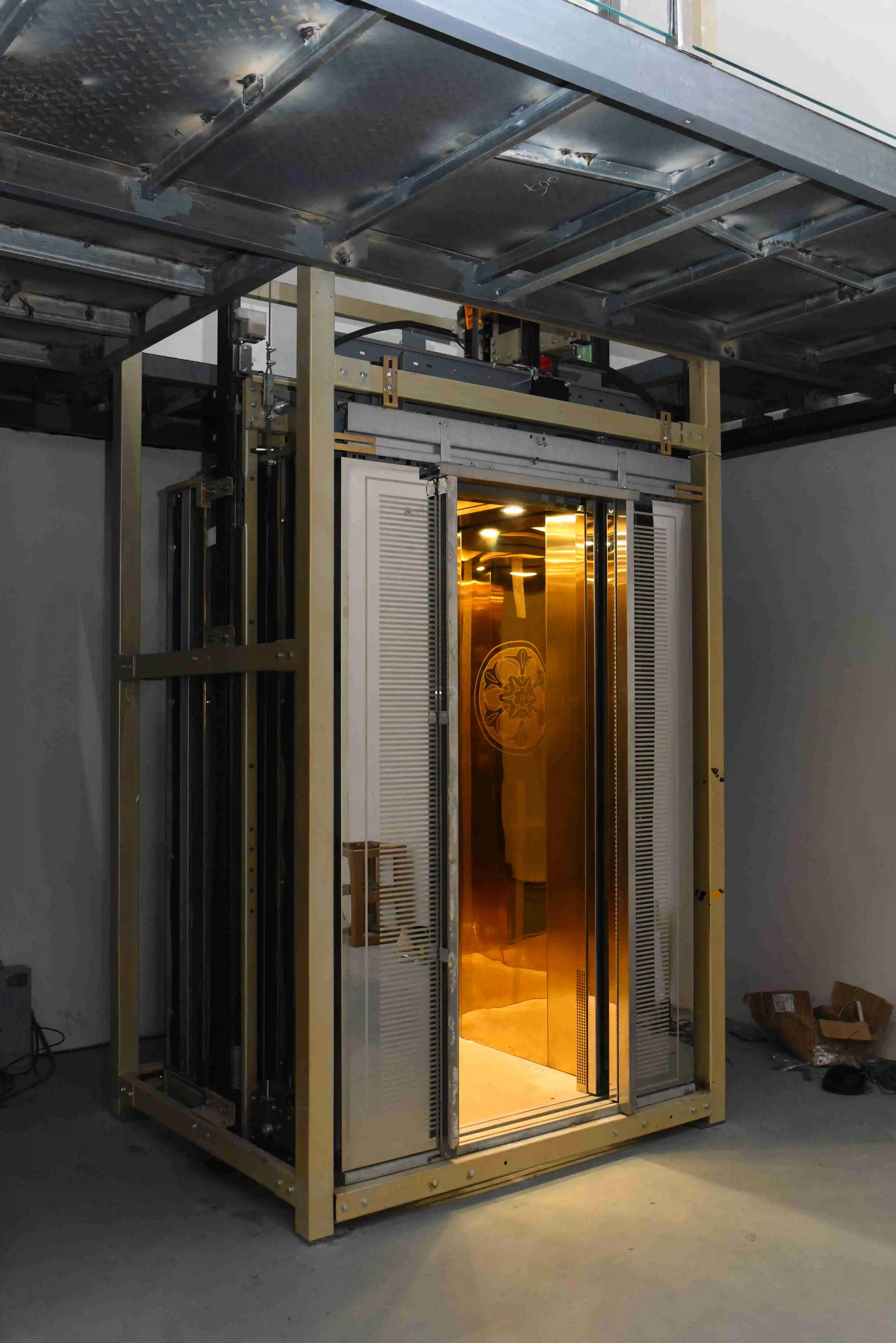 New Passenger Elevator High Quality Elevator Titanium Stainless Steel Commercial Passenger Elevator