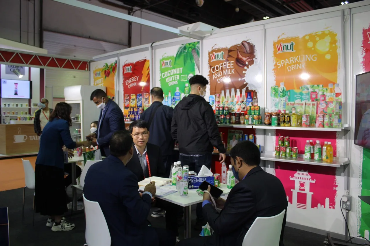 Органическое кокосовое молоко для приготовления пищи с содержанием жира 20-22% 400 мл банка вьетнамского производителя и сельскохозяйственного органического кокосового молока