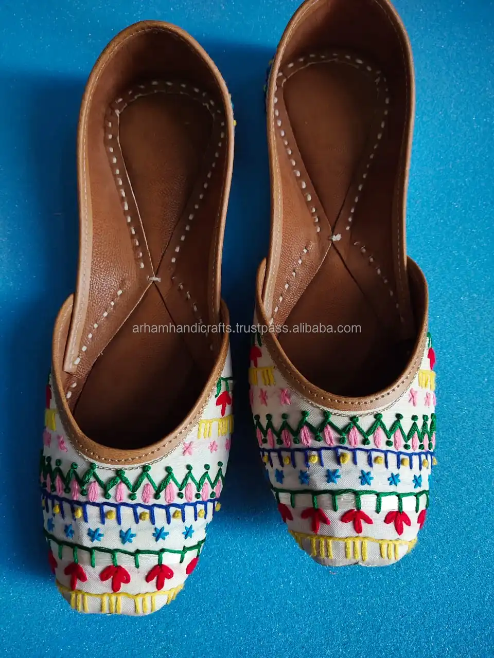 Designer Trendy Embroidery Juttis Luxury Indian Punjabi Flat Shoes Breathable Anti-Slip Features Strap Jelly Stylish Insole