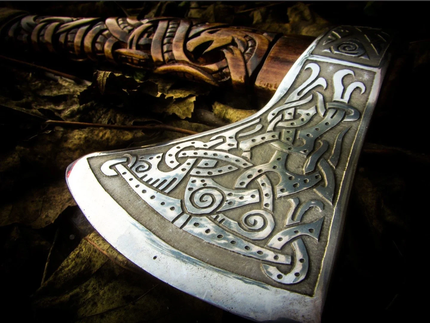 UNITY HANDMADE 5160 STEEL CUSTOM HANDMADE VIKING RAVEN AXE WITH AMAZING ENGRAVED HANDLE