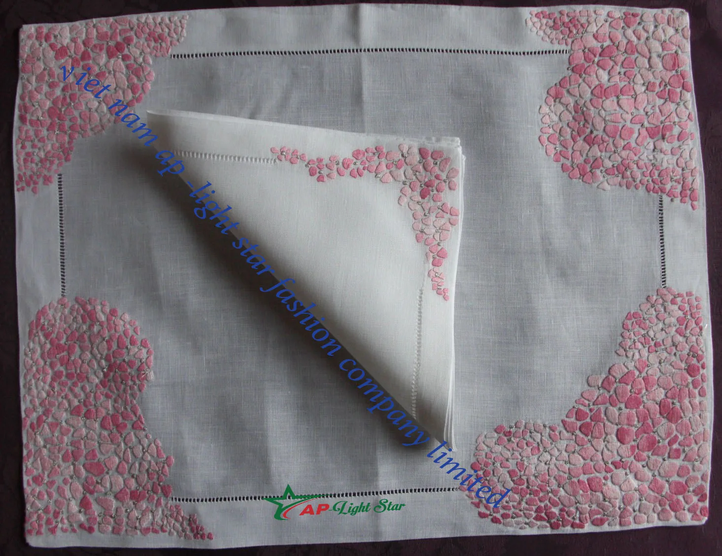 100% cotton   Hand  Embroidered Napkins for restaurant