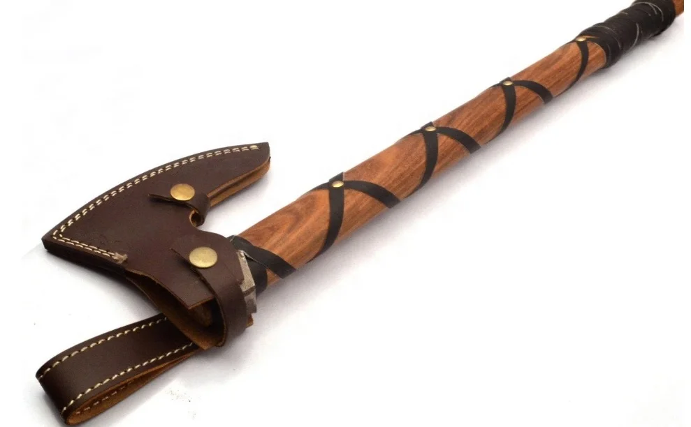 Красивый стальной топор Tomahawk ручной работы на заказ боевой с острыми краями и розовым деревом кожаным футляром