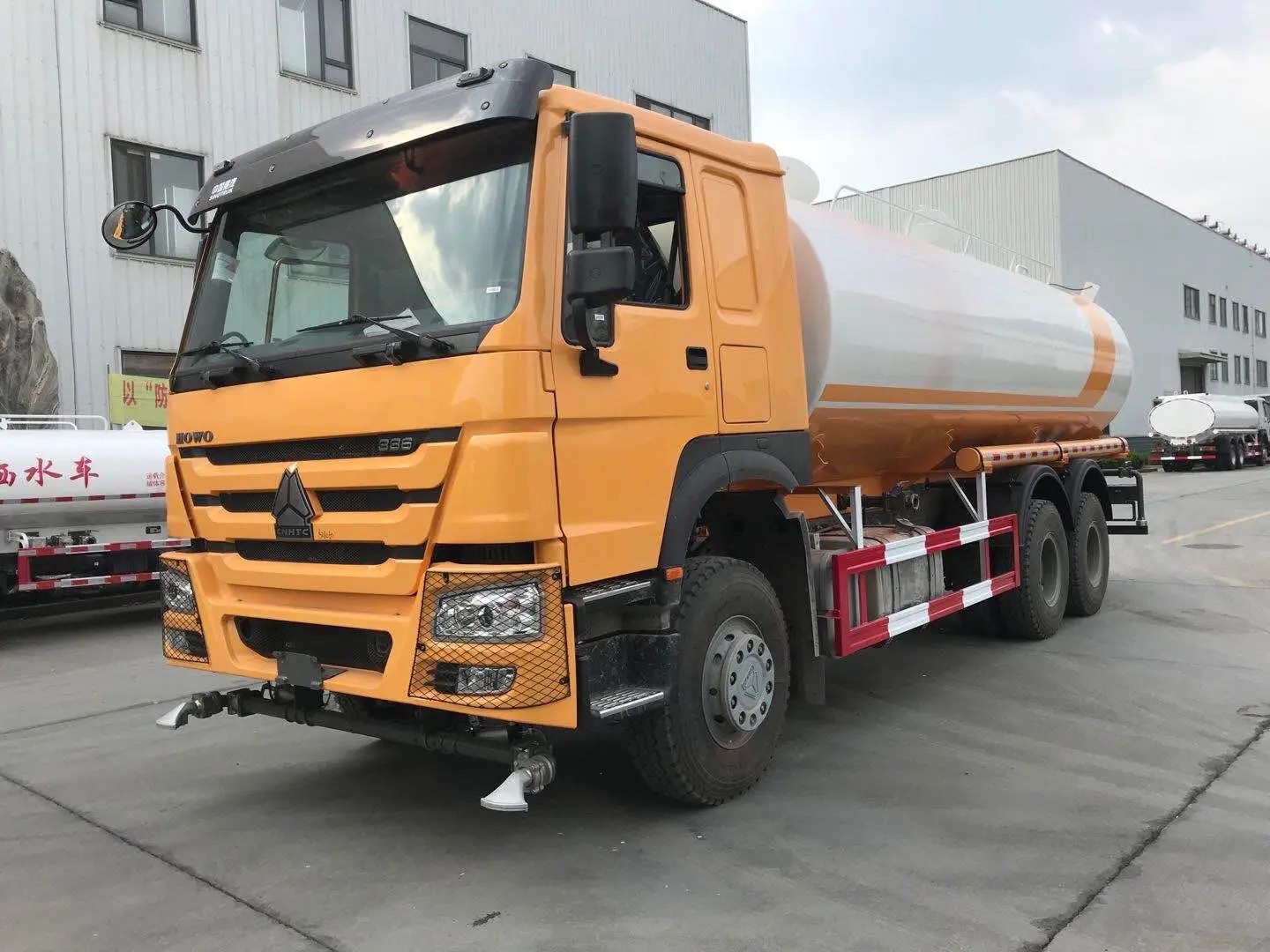China Brand 4X2/6X4 Oil Tank Truck 5 M3 10 M3 Liquid Fuel Bulk Cement Oil Semi Trailer Sprinkler Watering Truck for Sale