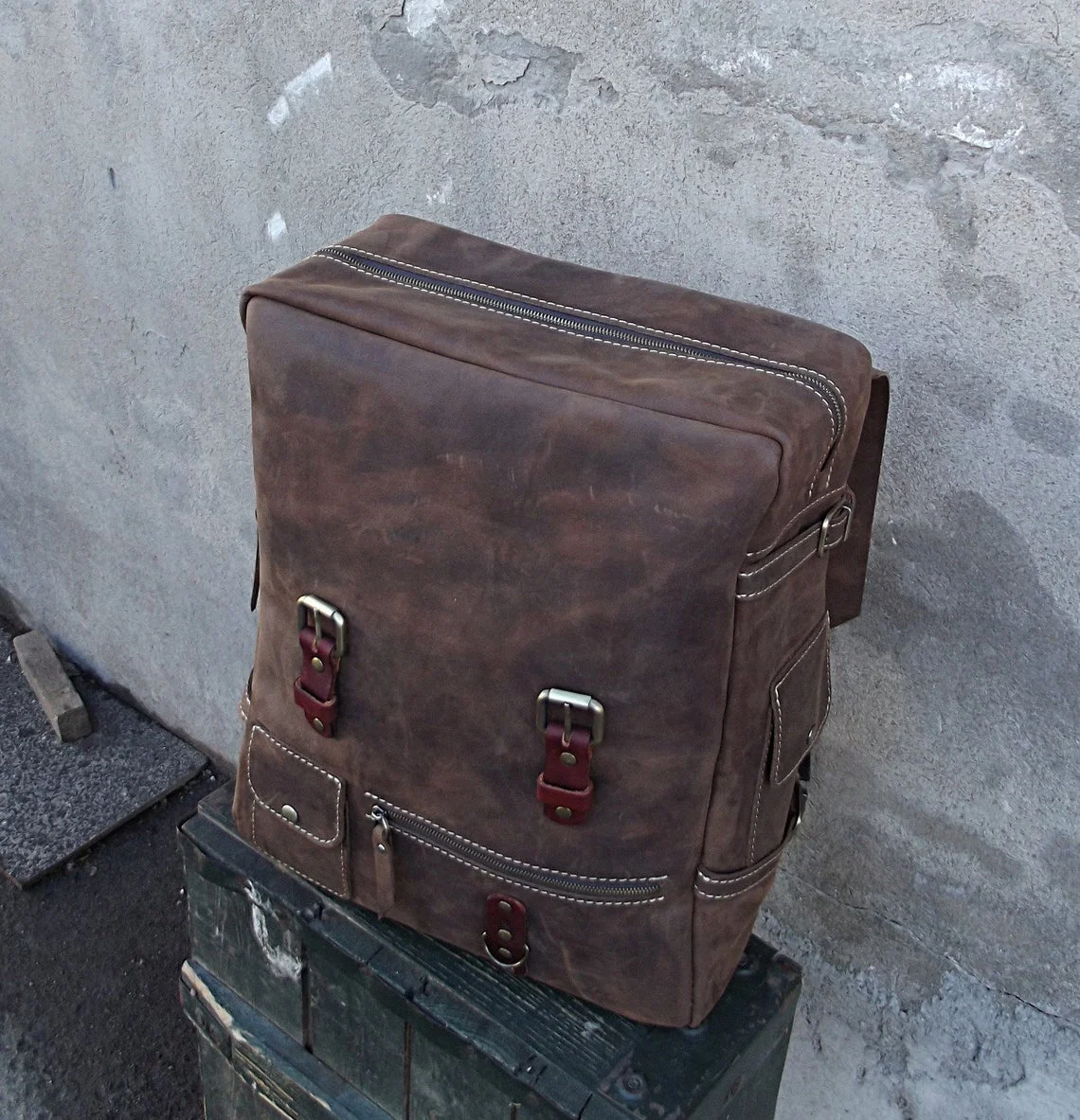 Distress Leather Travel Backpack Bag Zipper Pocket and With Retaining Strap for Men Fashion Large Capacity Bags