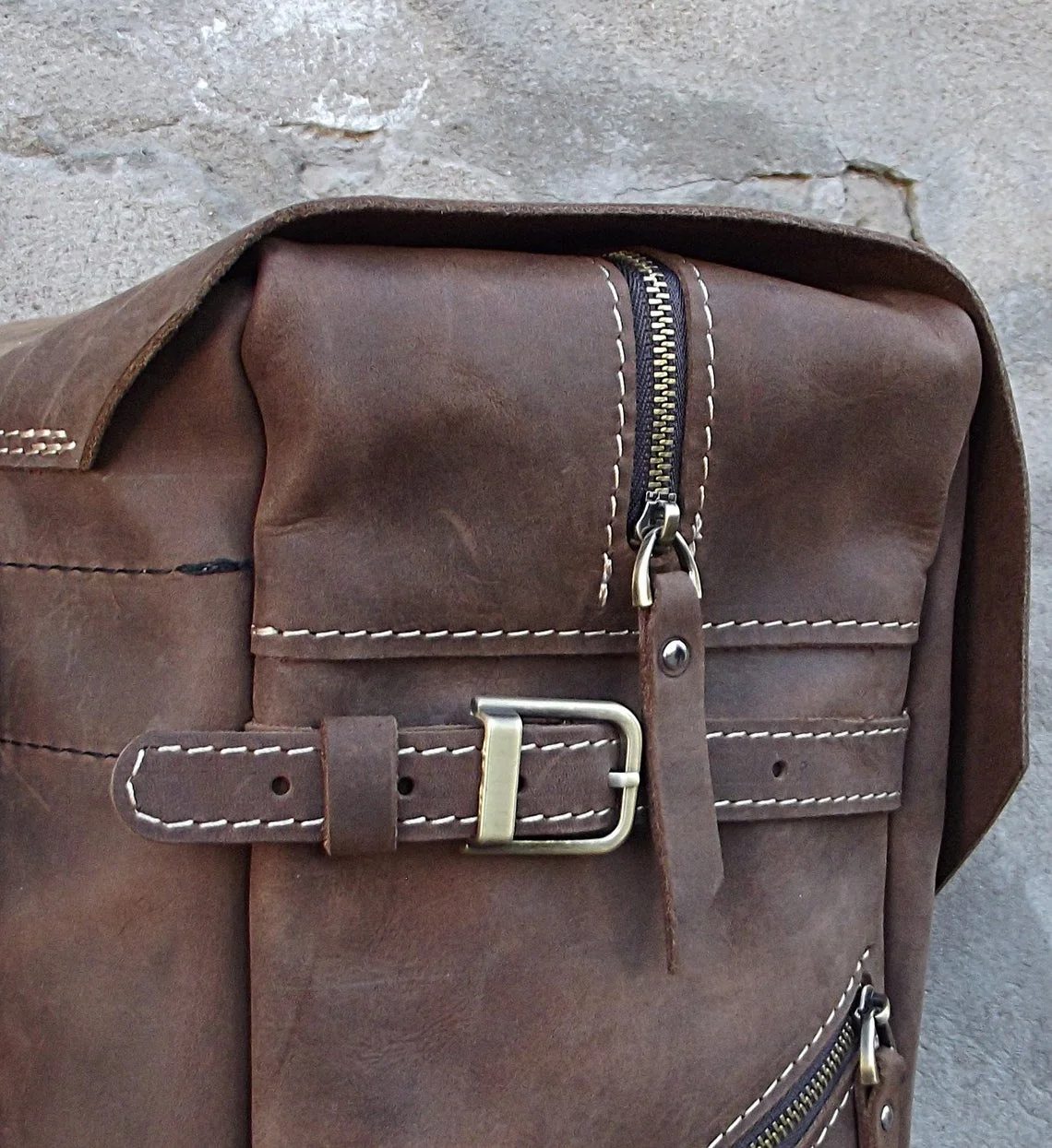 Distress Leather Travel Backpack Bag Zipper Pocket and With Retaining Strap for Men Fashion Large Capacity Bags