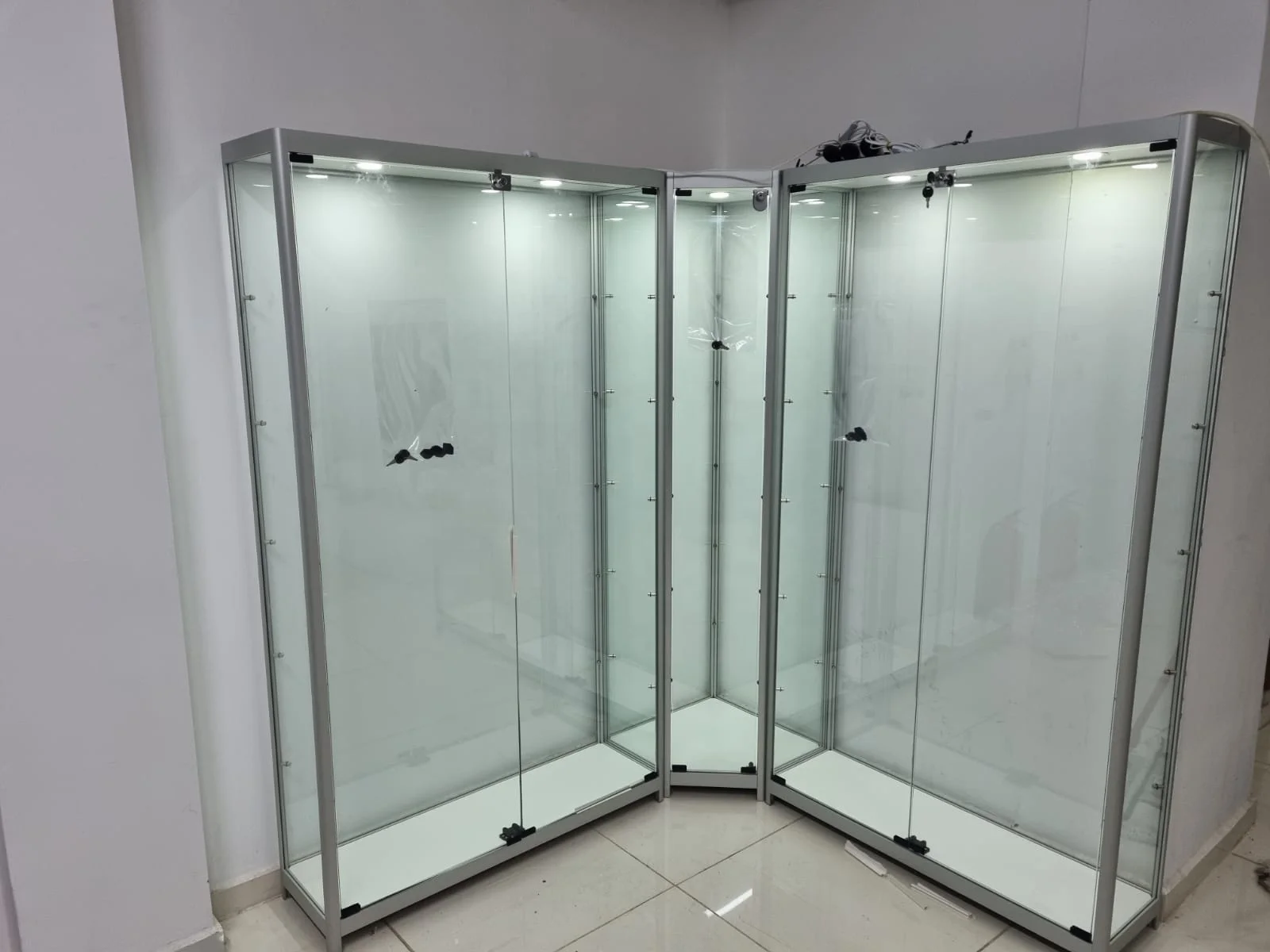 Modern Aluminum Profiled Corner Glass Display Cabinet for Stores  Geometric Design Glass Showcase Shop Vitrines