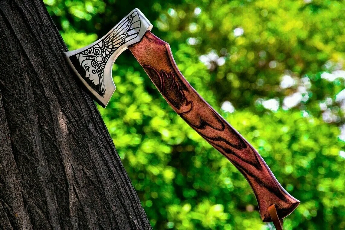 Изготовленный на заказ ручной работы топор Викинг с гравированной головкой и ручкой из розового дерева включая кожаный футляр
