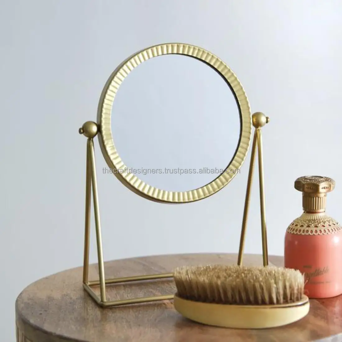 Wholesale Modern Brass Gold Vanity Mirror Personalized Ladies Makeup Table with Impressive Prices for Cosmetic Use