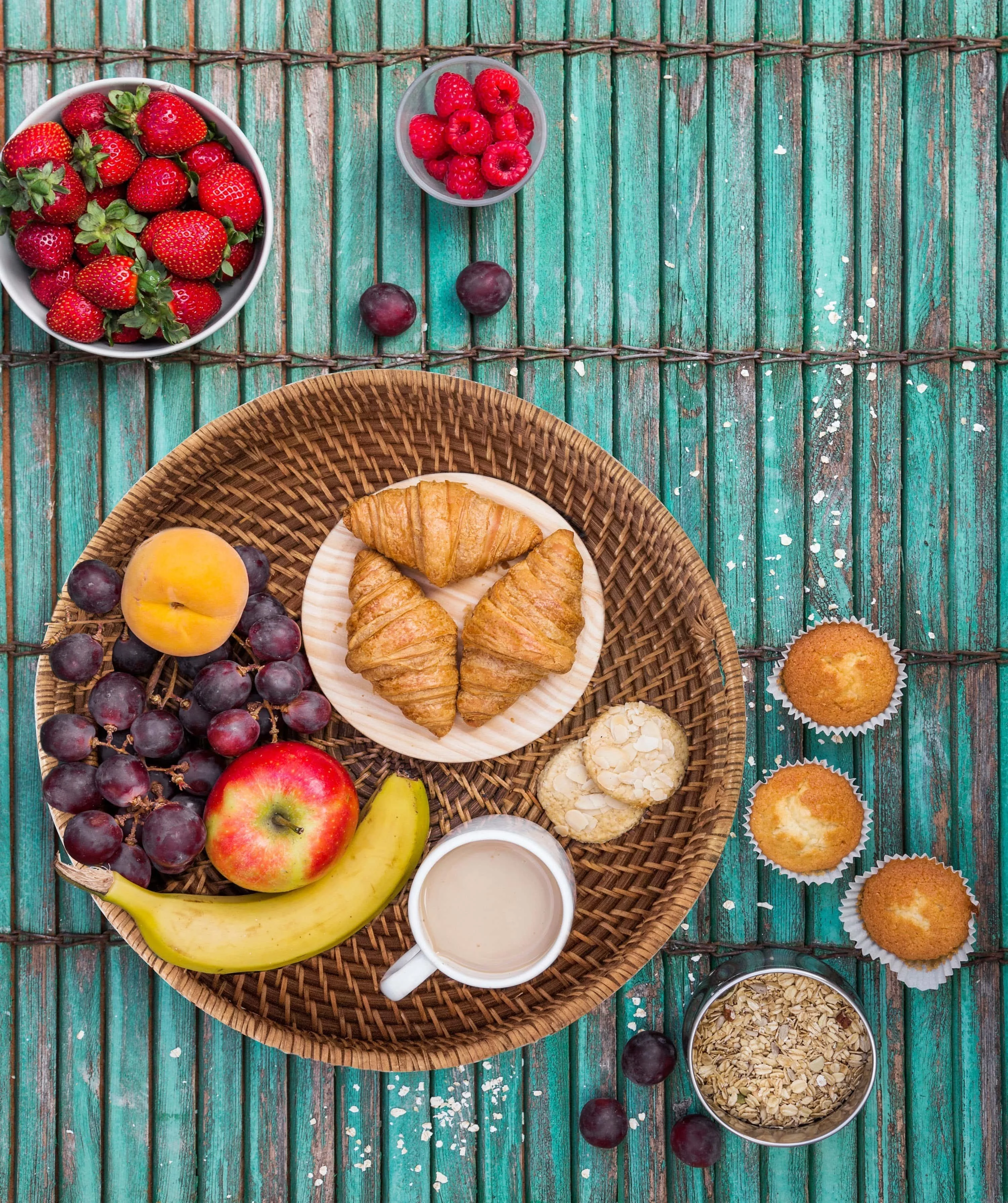 Hot Selling Round Brown Natural Rattan Serving Trays with handles for Food Storage Fruit Storage in the kitchen organization