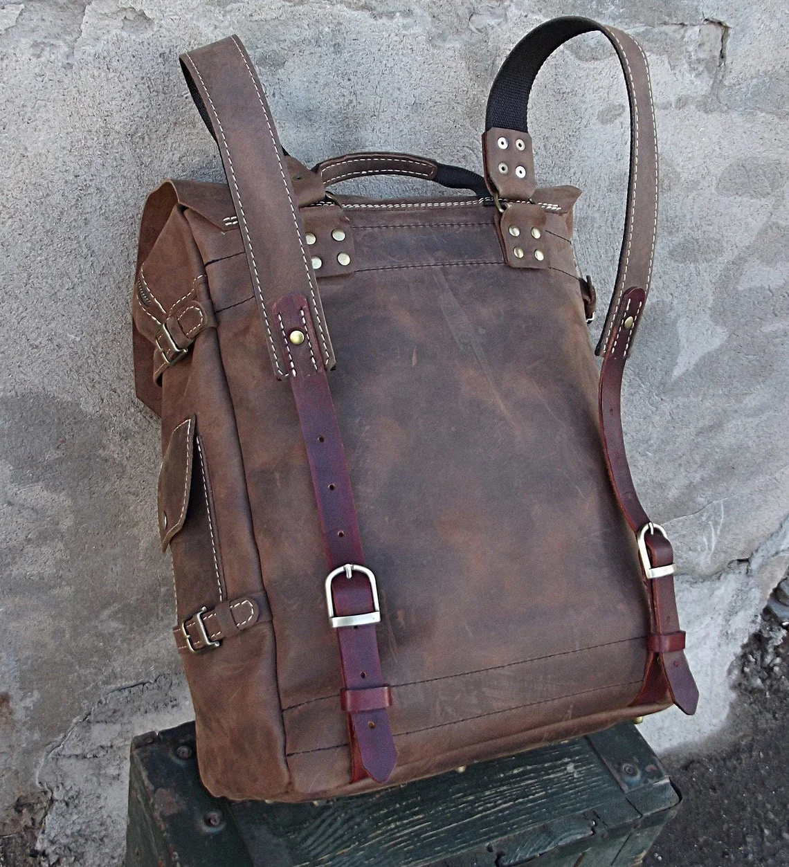 Distress Leather Travel Backpack Bag Zipper Pocket and With Retaining Strap for Men Fashion Large Capacity Bags