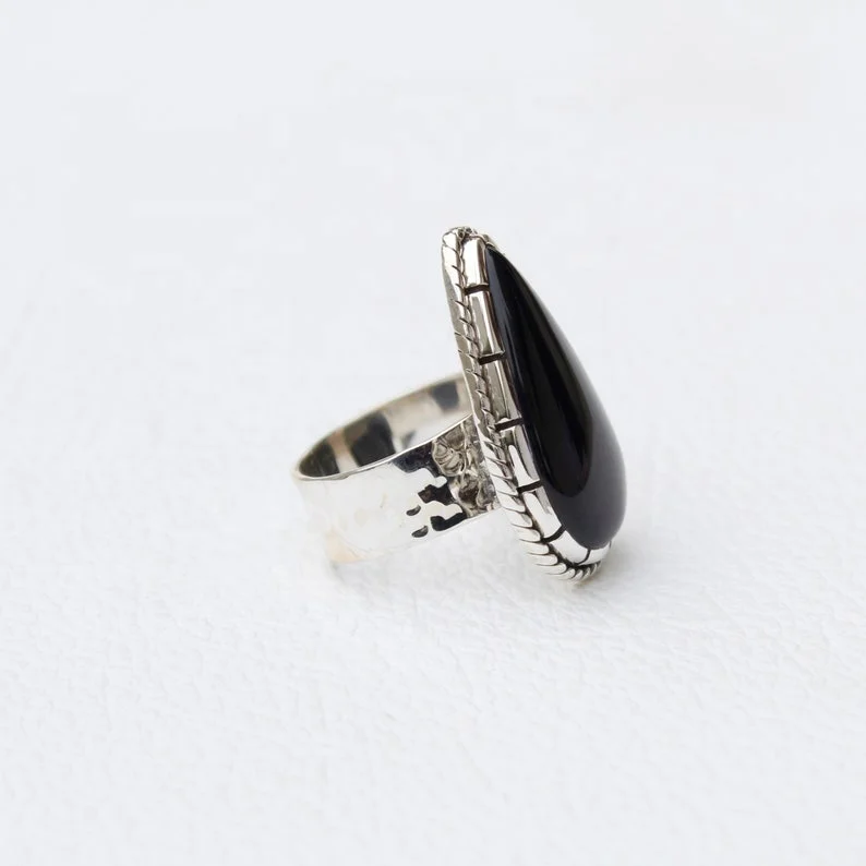 Кольцо ручной работы из серебра 925 пробы с черным ониксом 26*12