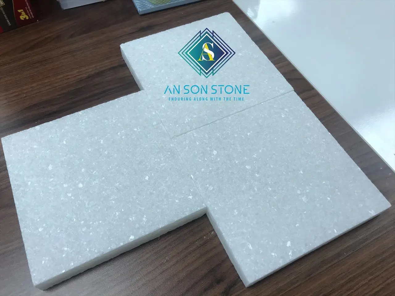 Белая мраморная плитка с пескоструйной обработкой