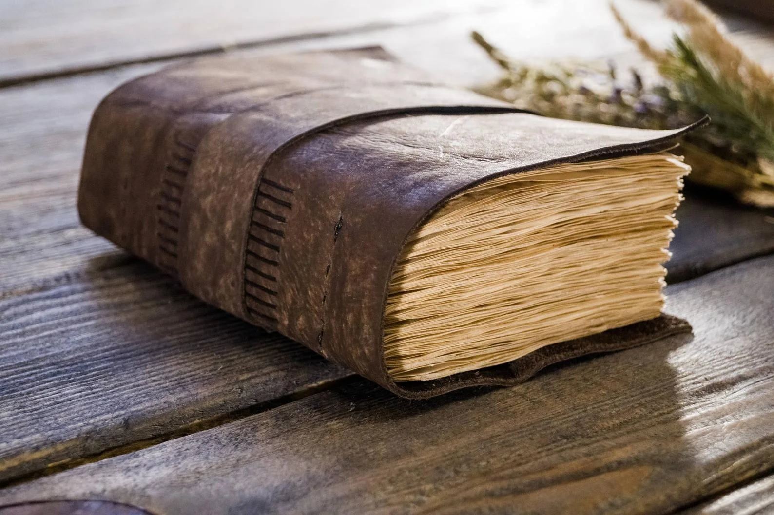 Handmade Genuine Vintage Leather Journal Diary Classic Leather Bound Notebook Leather Hardcover Cover Embossing With Locked