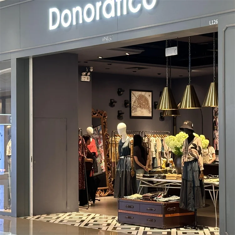 Индивидуальные макеты магазина одежды 3D рендеринг дизайн интерьера