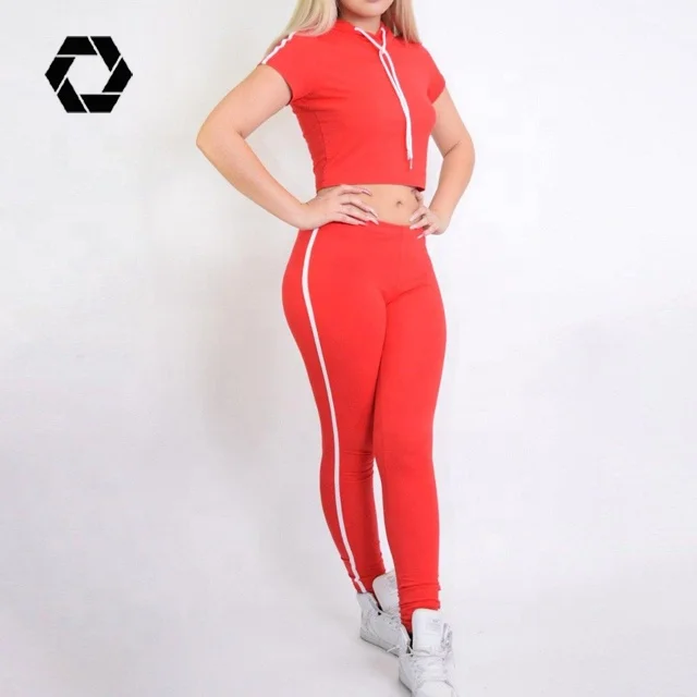 Женский укороченный спортивный костюм красный комплект с капюшоном