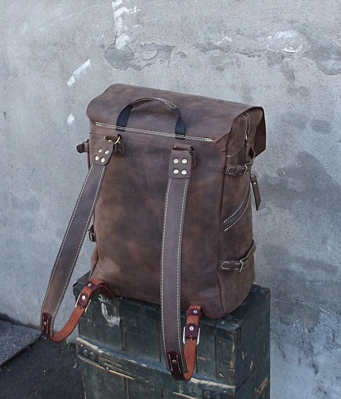 Distress Leather Travel Backpack Bag Zipper Pocket and With Retaining Strap for Men Fashion Large Capacity Bags