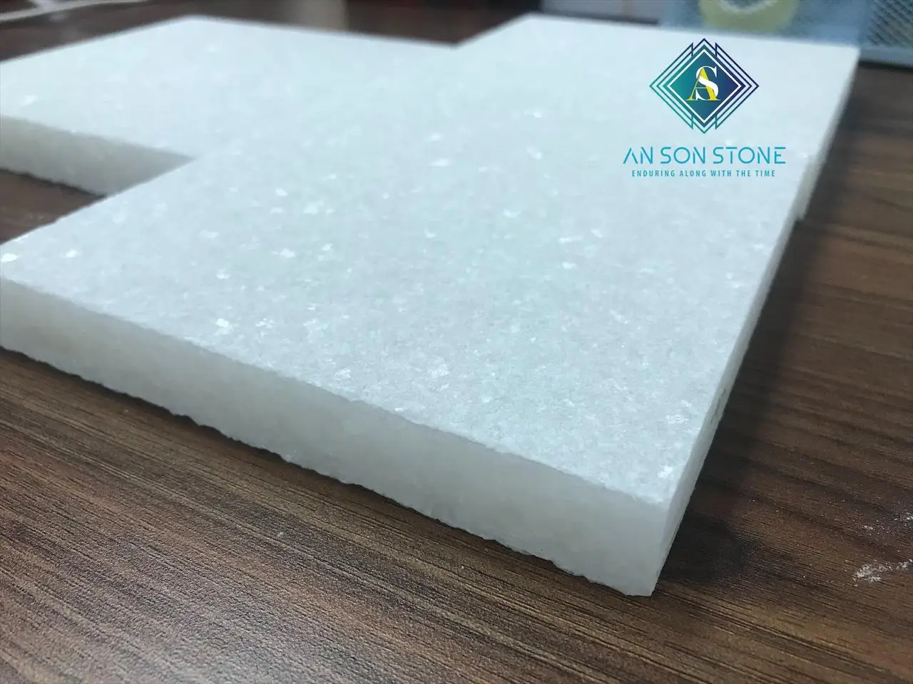 Белая мраморная плитка с пескоструйной обработкой