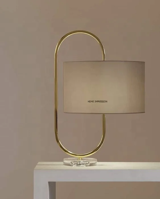 Декоративная металлическая настольная лампа