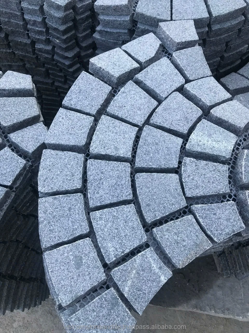Vietnam Natural Driveway Paver Tumbled Cobble Paving Cube Stone Setts For Outdoor Paving Walkway Basalt Light Grey Curbstone