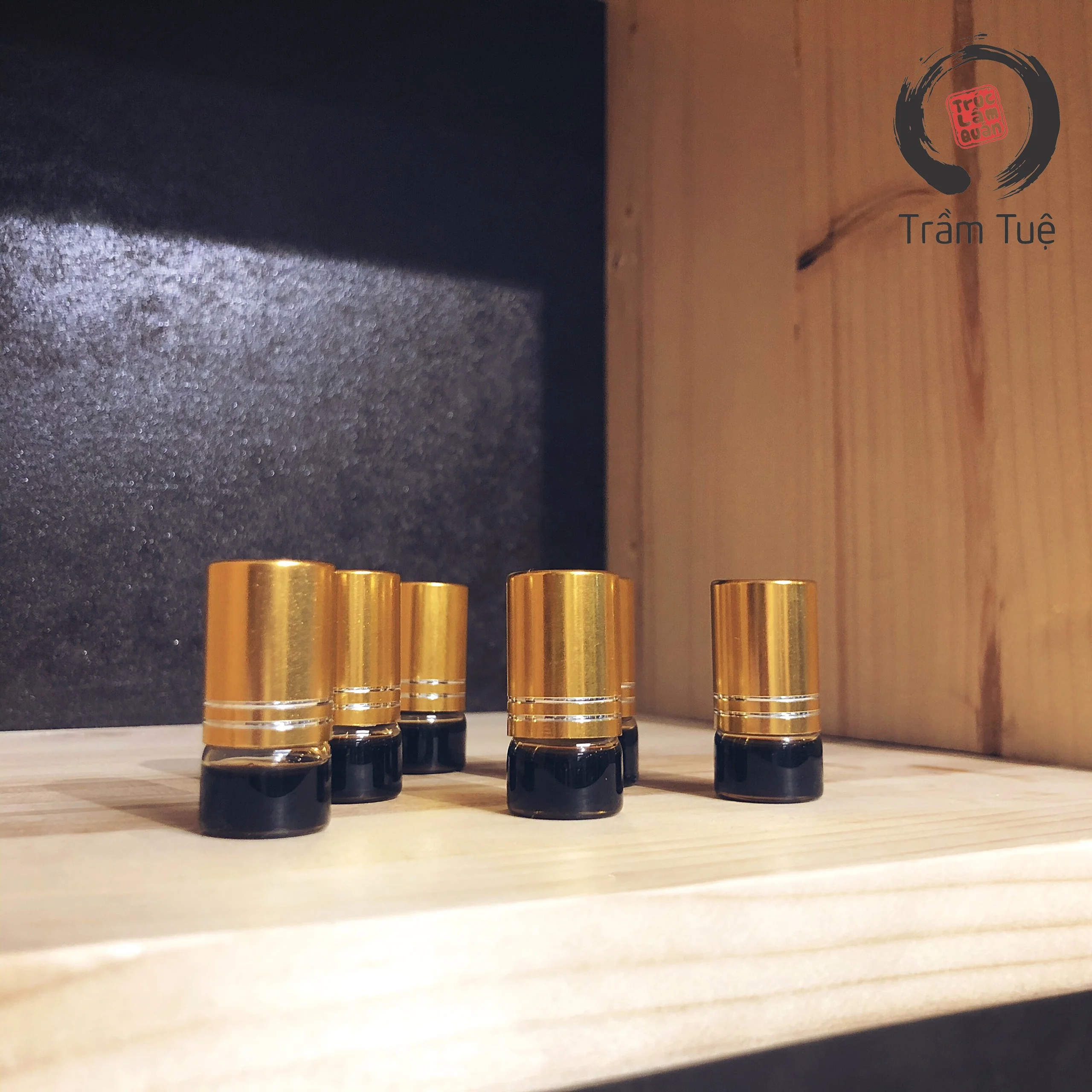 Vietnam Pure high-quality Agarwood Oud Essential Oil, one of main materials to make famous perfumes