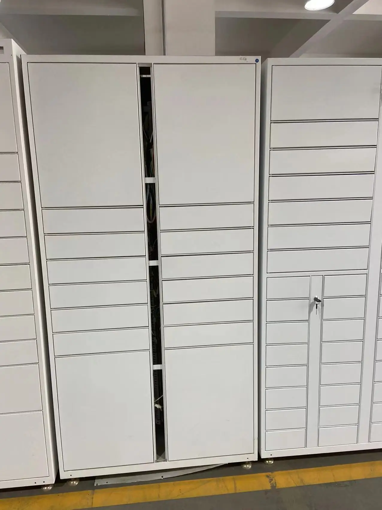 Automatic Smart Refrigerated Intelligent  Logistics Cabinet Locker with Reinforced Lock for Fresh Food Or Cold Dish