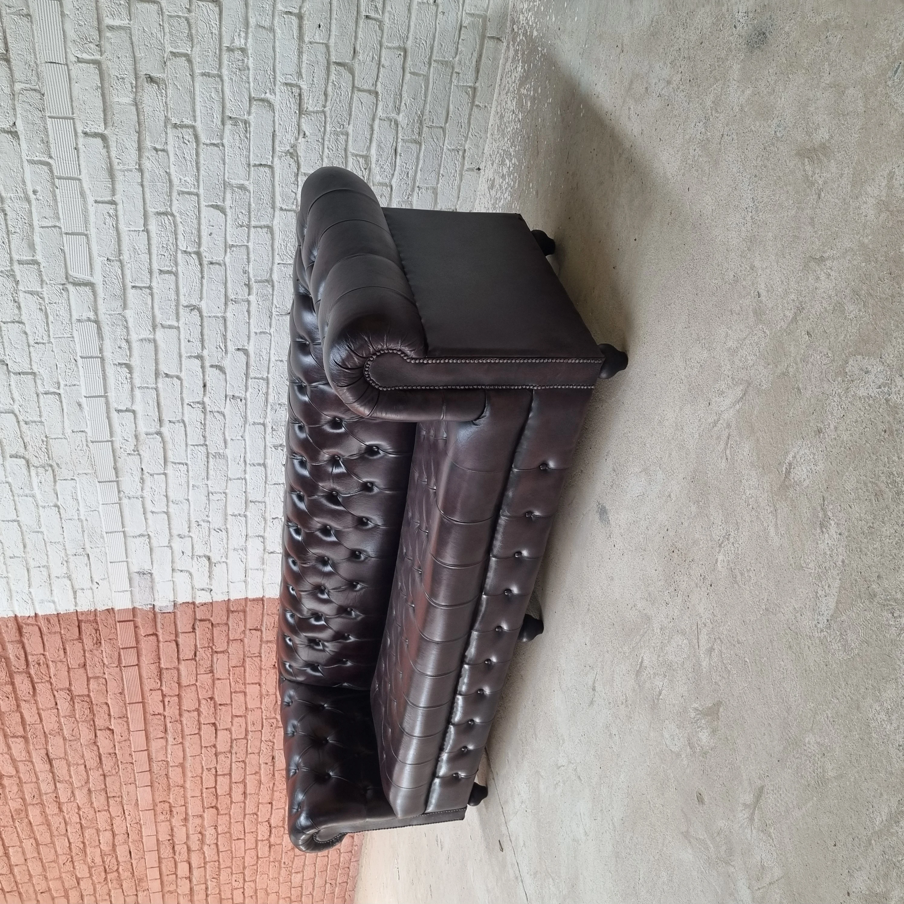 Hot Selling Latest Cherry Brown Tufted Chesterfield 3-Seater Leather Sofa Set for Living Room Unique Feature for Hotels Villas