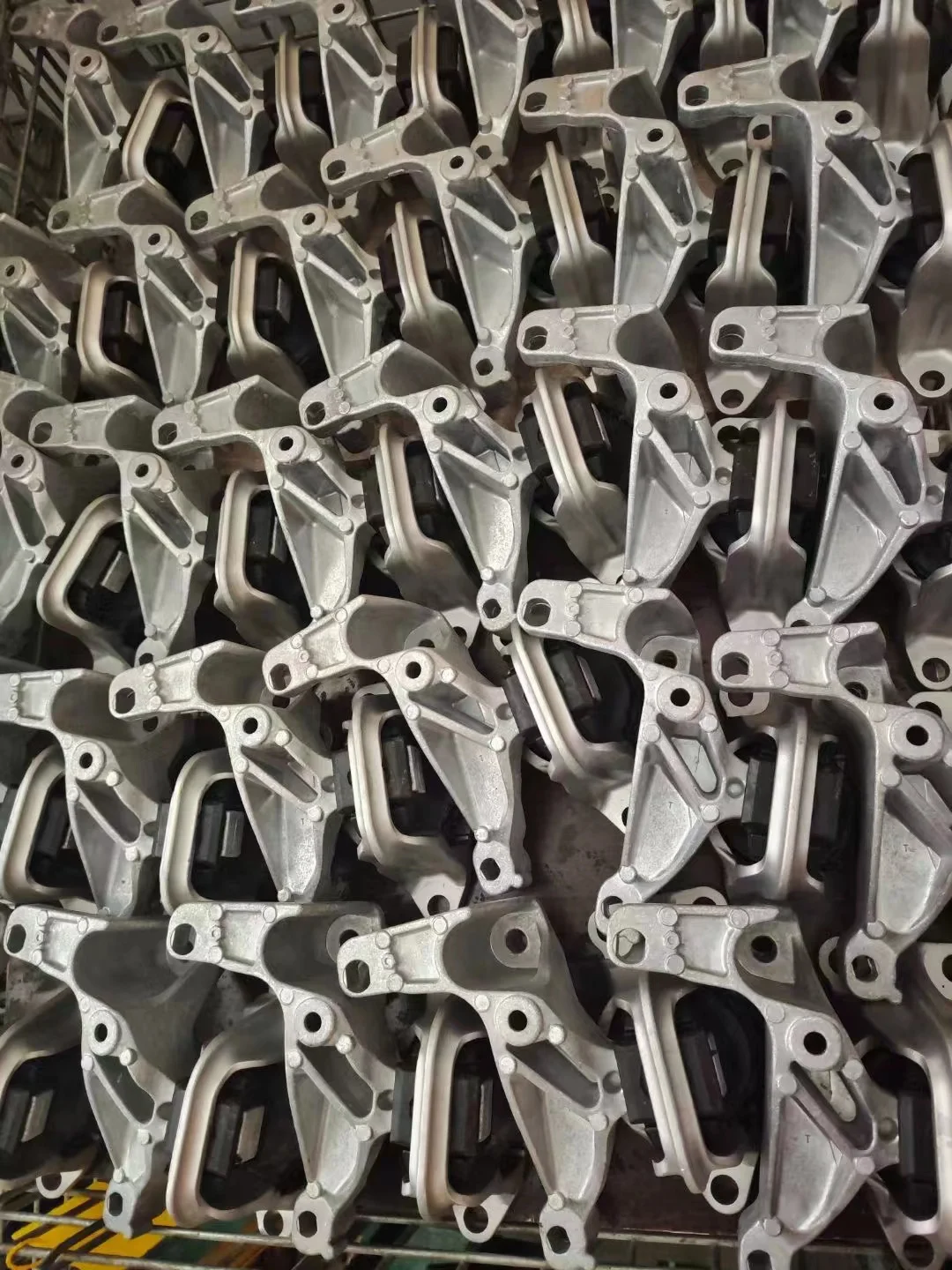 Whole sale Auto Parts Engine Mount For BENZ 210 240 03 18