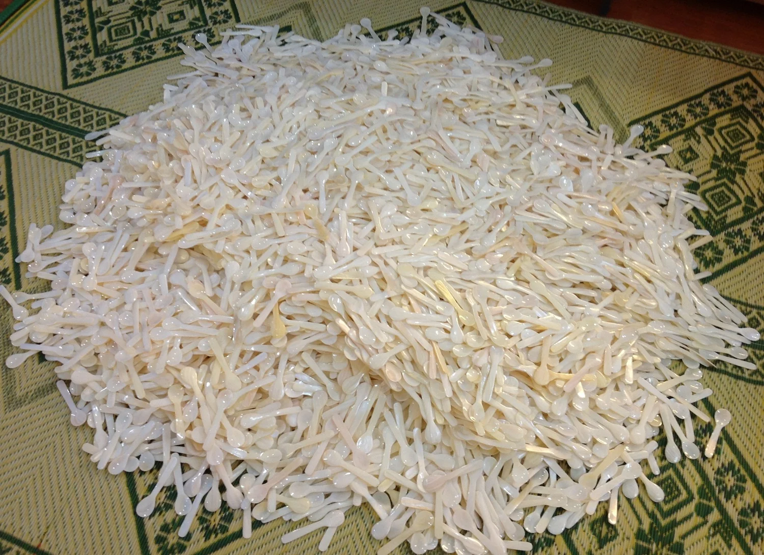 6cm UNIQUE DESIGN White Mother of Pearl Spoon, Caviar spoon