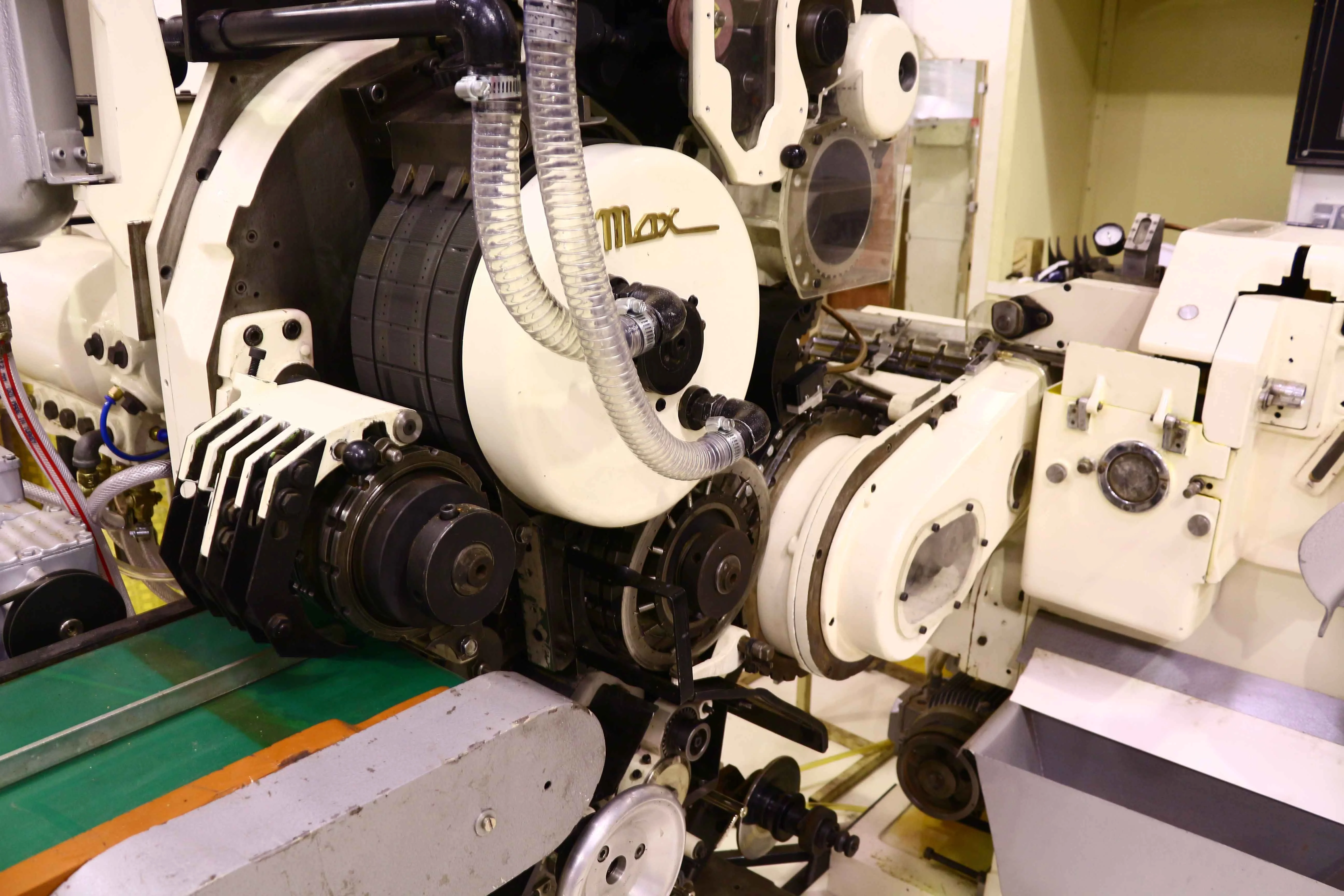 Cigarette Machine for manufacturing of cigarettes mark 8 with Hauni max multiroll tobacco machine fully automatic