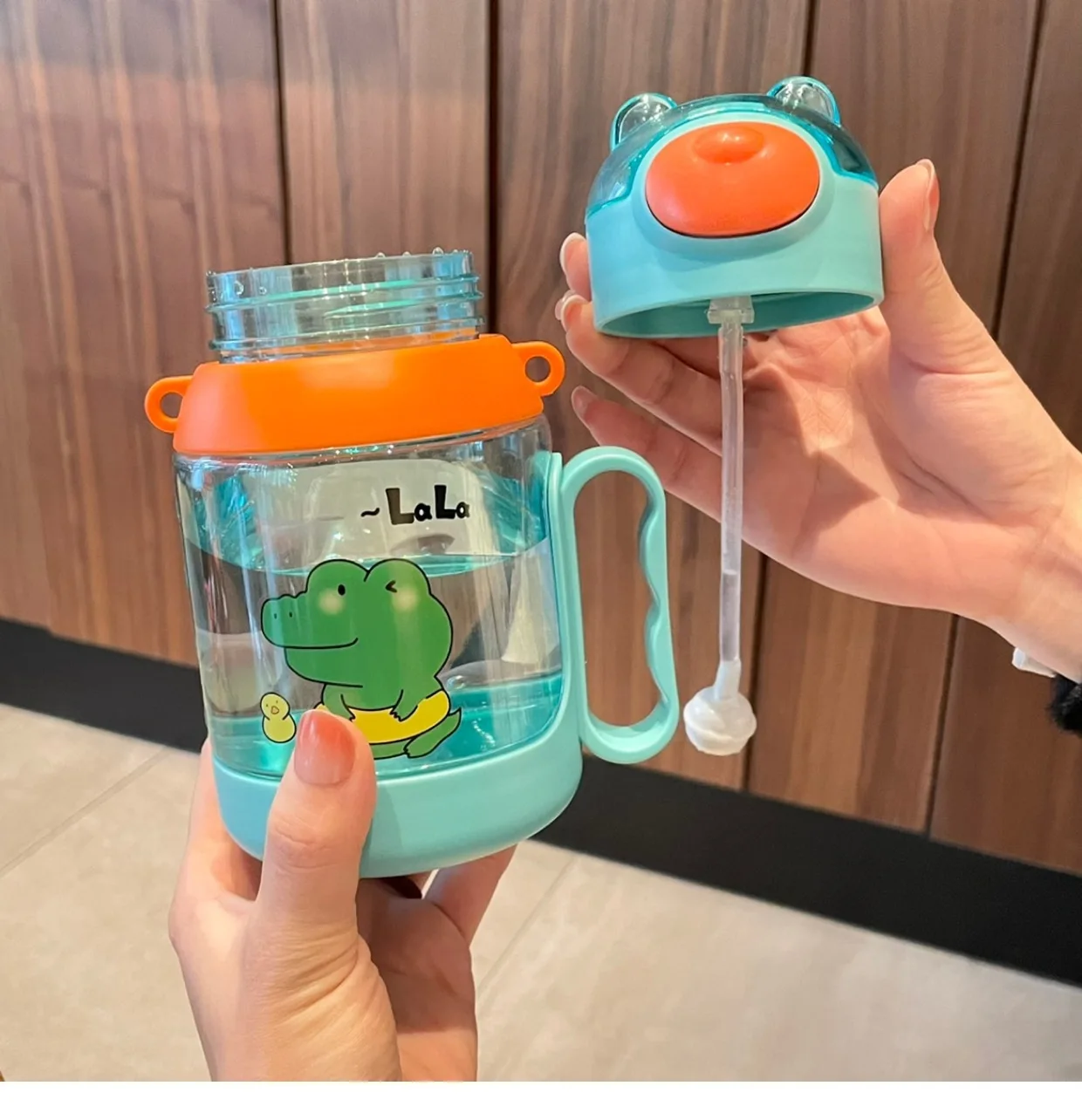 Cute children with straw cup with straw water cup summer students high value outdoor plastic cup kindergarten carrier