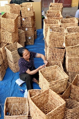 Elegant Round Basket Tray Handwoven Water Hyacinth Bowl With Divider For Organizing And Storage Hand Woven Snack Storage Tray