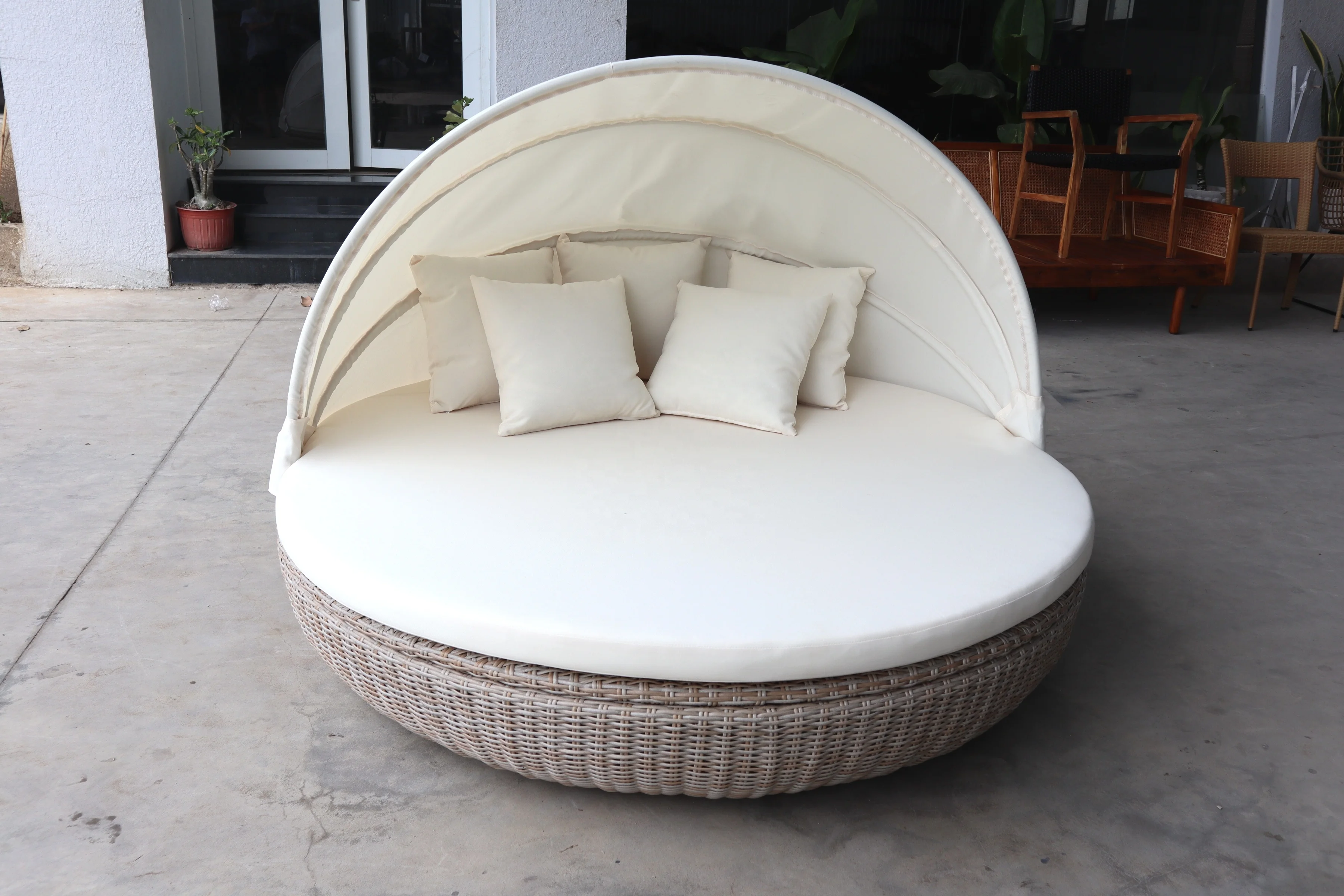 PRSB-002N Outdoor  round sunbed with canopy wicker rattan furniture made in Vietnam for Outdoor Garden Patio relaxing seating