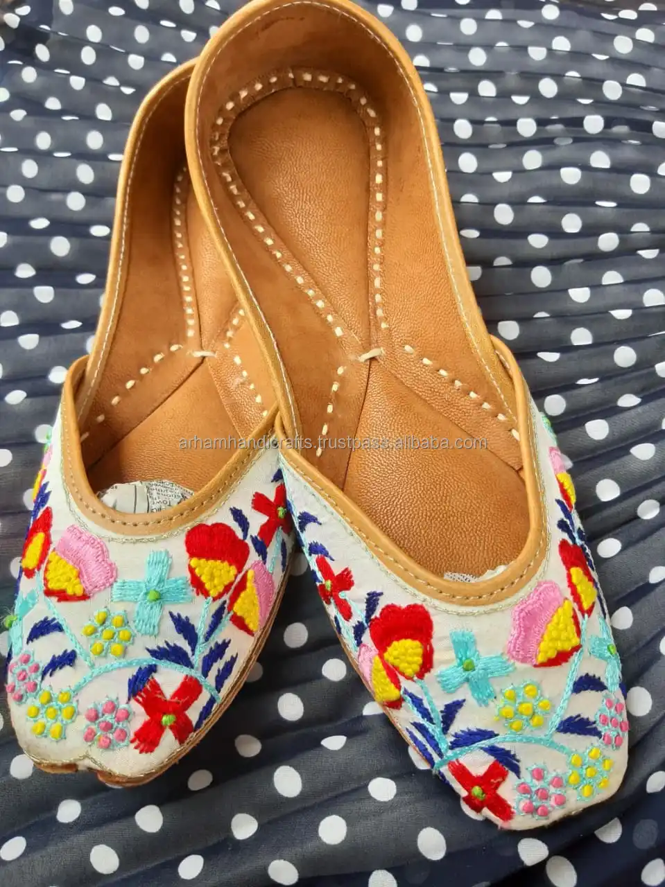 Embroidery Juttis Ladies Breathable Leather Shoe Strap Closure Flat Design Anti-Slip Jelly Insole Party Wear Indian Traditions