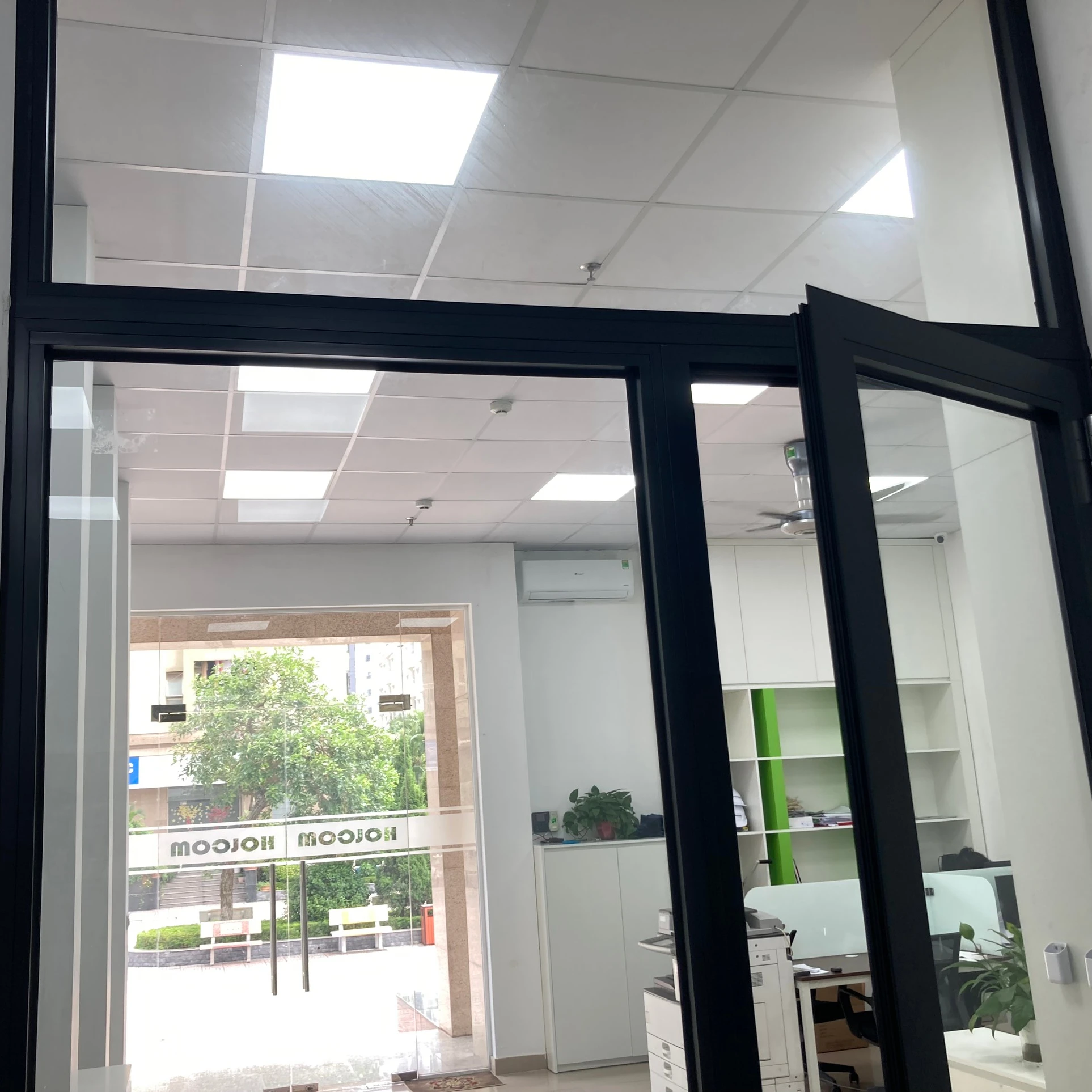 Aluminum Top hung Window, Single glass clear color Made by HolCom VietNam Cancel noises &  heat insulation Inside w Outside