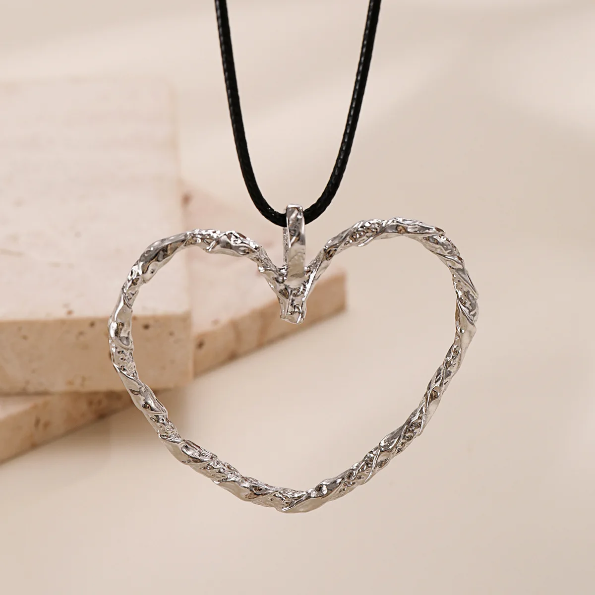Bestone Hot-Selling Female Metal Choker Necklace with Velvet Collar Pendant Trendy Big Heart Design for Party Wedding or Gift