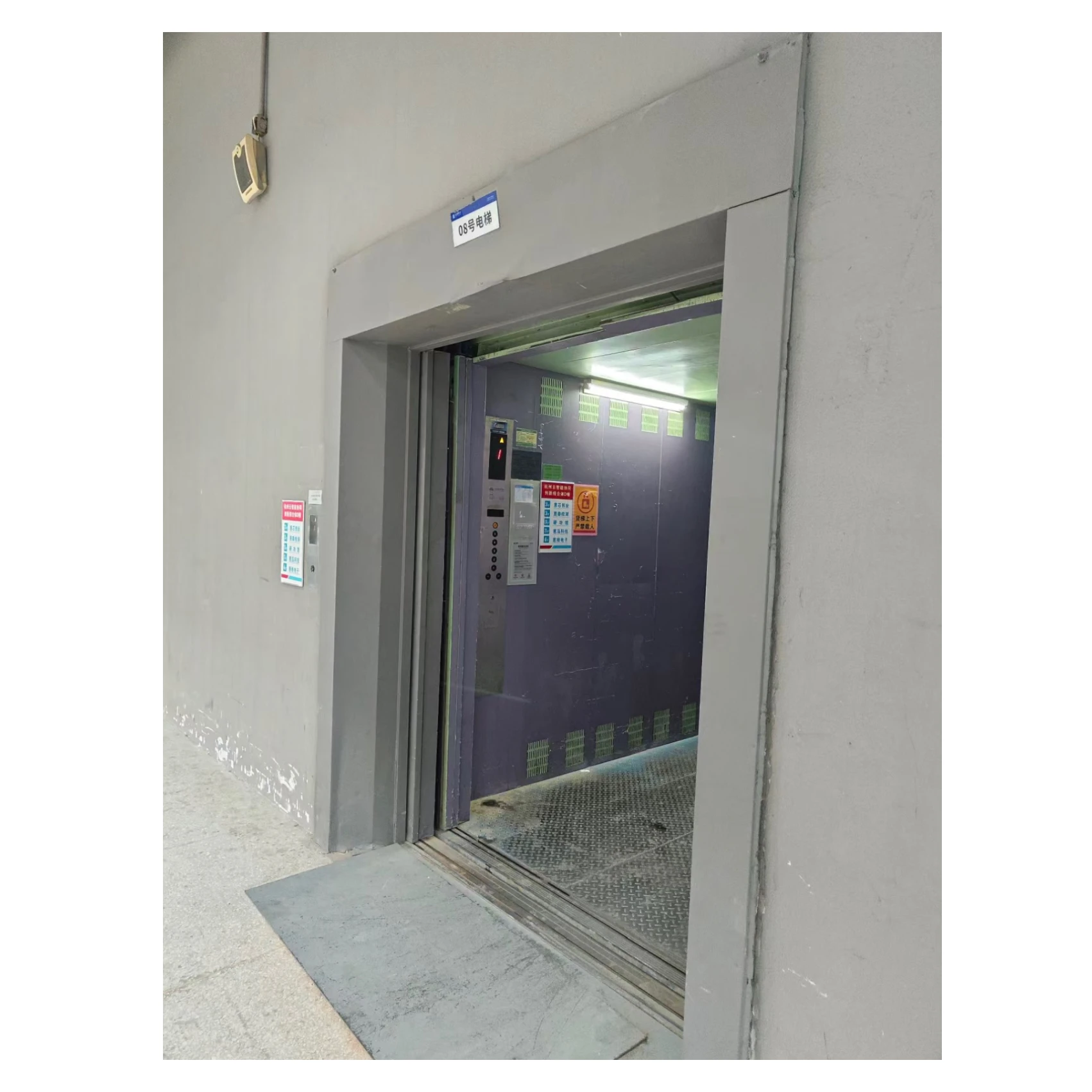 High Quality 2-Ton Cargo Elevator Hot-Selling Freight Elevators with AC VVVF Drive Model GSM-C1 at Competitive Price