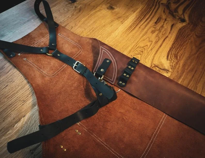  Частная торговая марка кожаный фартук для садоводства нагрудник барбекю Плотницкий работник ручной работы бариста с латунной фурнитурой антикварного цвета