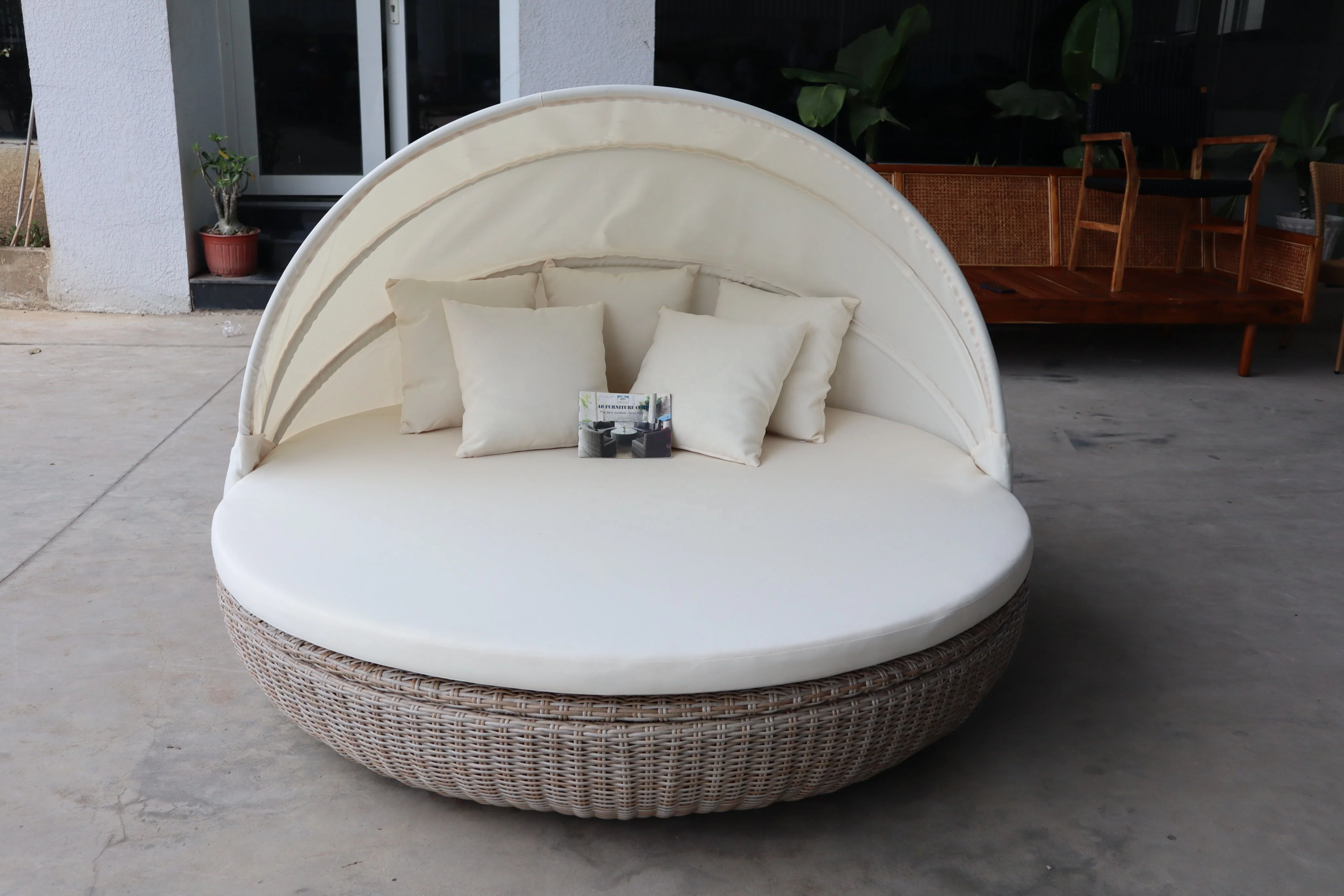 PRSB-002N Outdoor  round sunbed with canopy wicker rattan furniture made in Vietnam for Outdoor Garden Patio relaxing seating