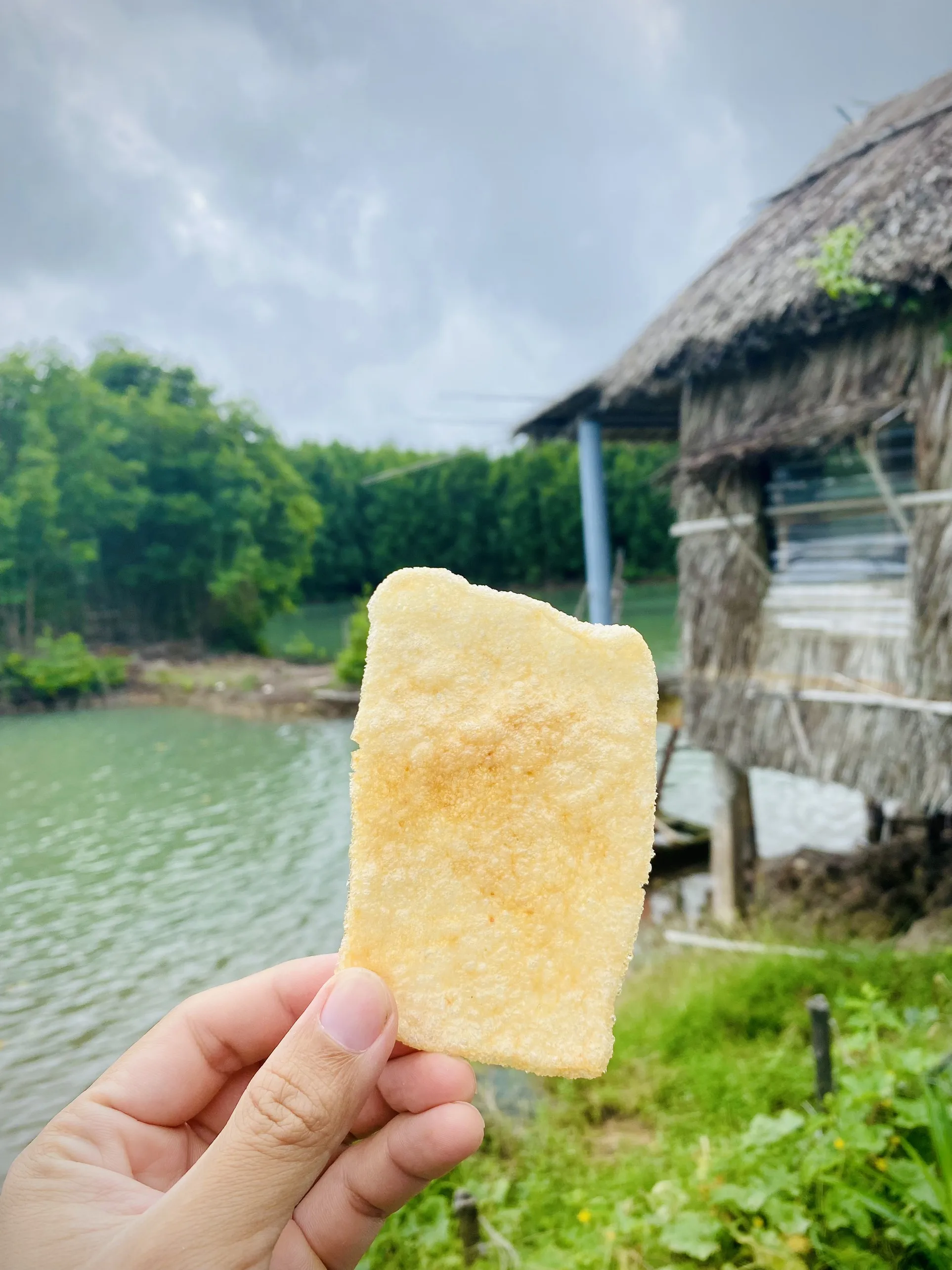 Vietnam Wholesale High Quality Good Price Crispy Salty Taste Seafood Snacks OEM Prawn Cracker with 9 months Shelf Life