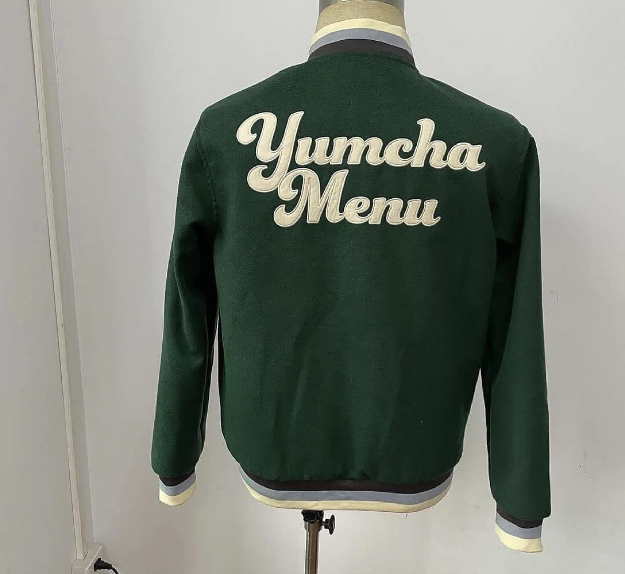 Оптовая продажа пакистанские индивидуальные куртки шенильные нашивки летние кожаные рукава из микрофибры