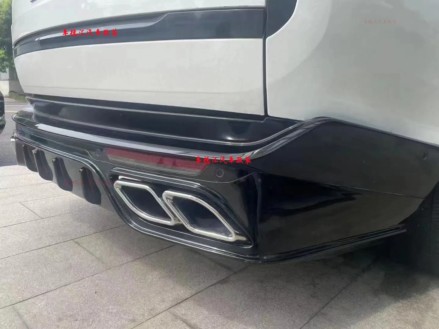 Suitable for Land Rover Executive 2023 upgrade with four out rear lip, tail mouth, square mouth, rear lip kit, M-type spoiler
