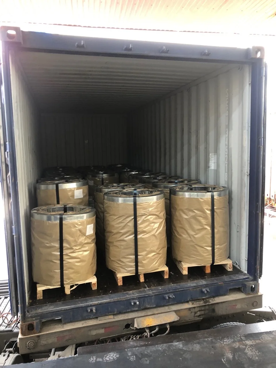 black painted steel strapping waxed metal strapping 450kgs per coil above 900Mpa steel strip regular duty packing band