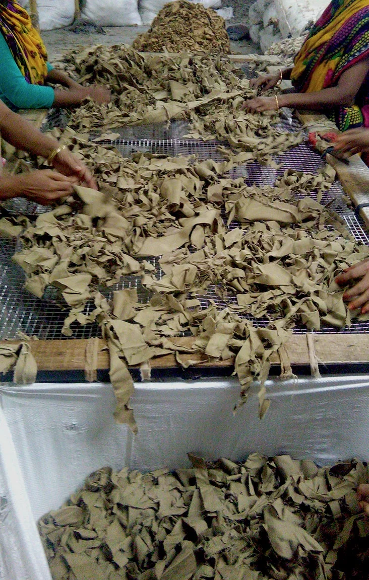 HIGH QUALITY WOVEN FABRIC TWILL-GAVADIN CUTTING  WASTE FOR RECYCLE BEIGE AND BROWN COLOR CLEAN AND LINT FREE