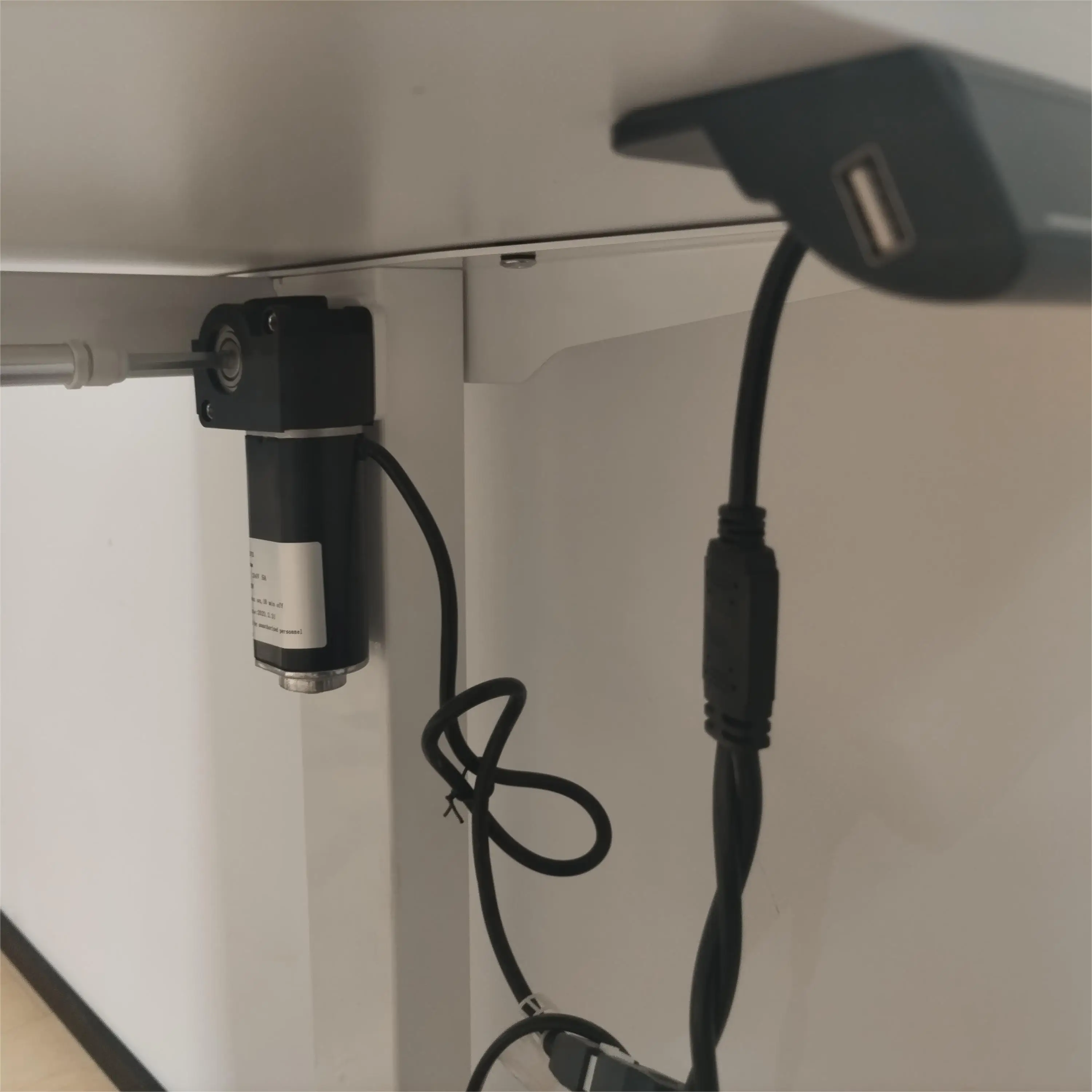 Minimalist height adjustable desk convenient standing office furniture