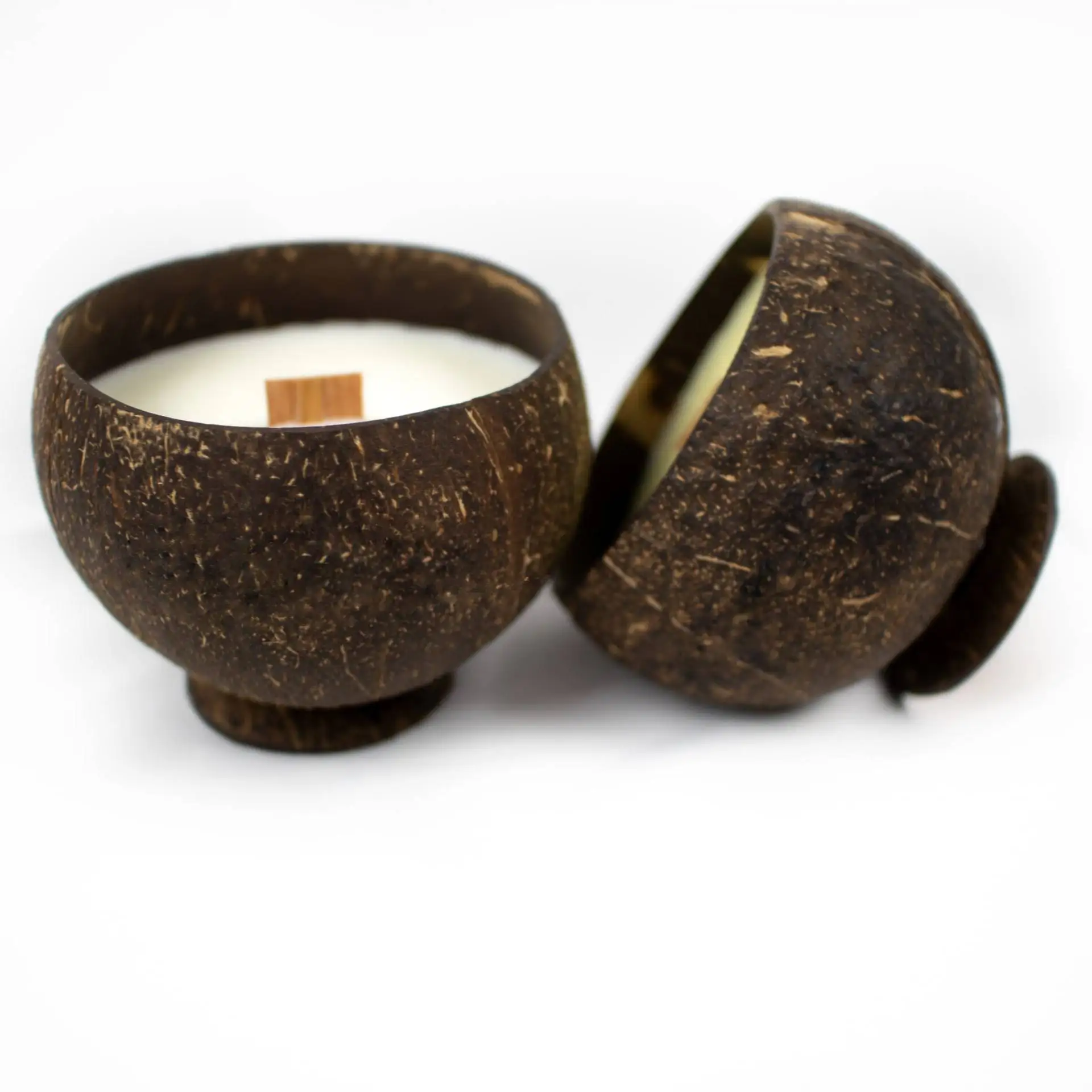 Hot Sell Scents Soy Wax Candle in Coconut Shell Custom Logo Packaging Aromatherapy Gift Handmade free sample fresh coconut decor