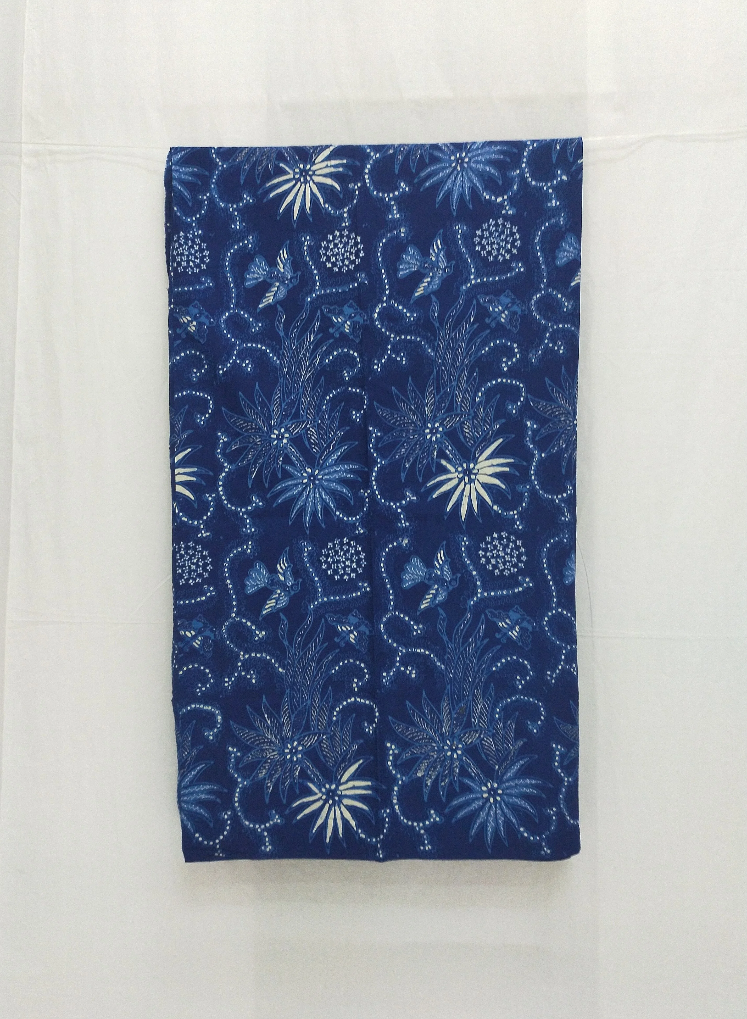  Ткань хлопчатобумажная Legong Batik с голубыми птицами и цветами размер 44x160 из Индонезии