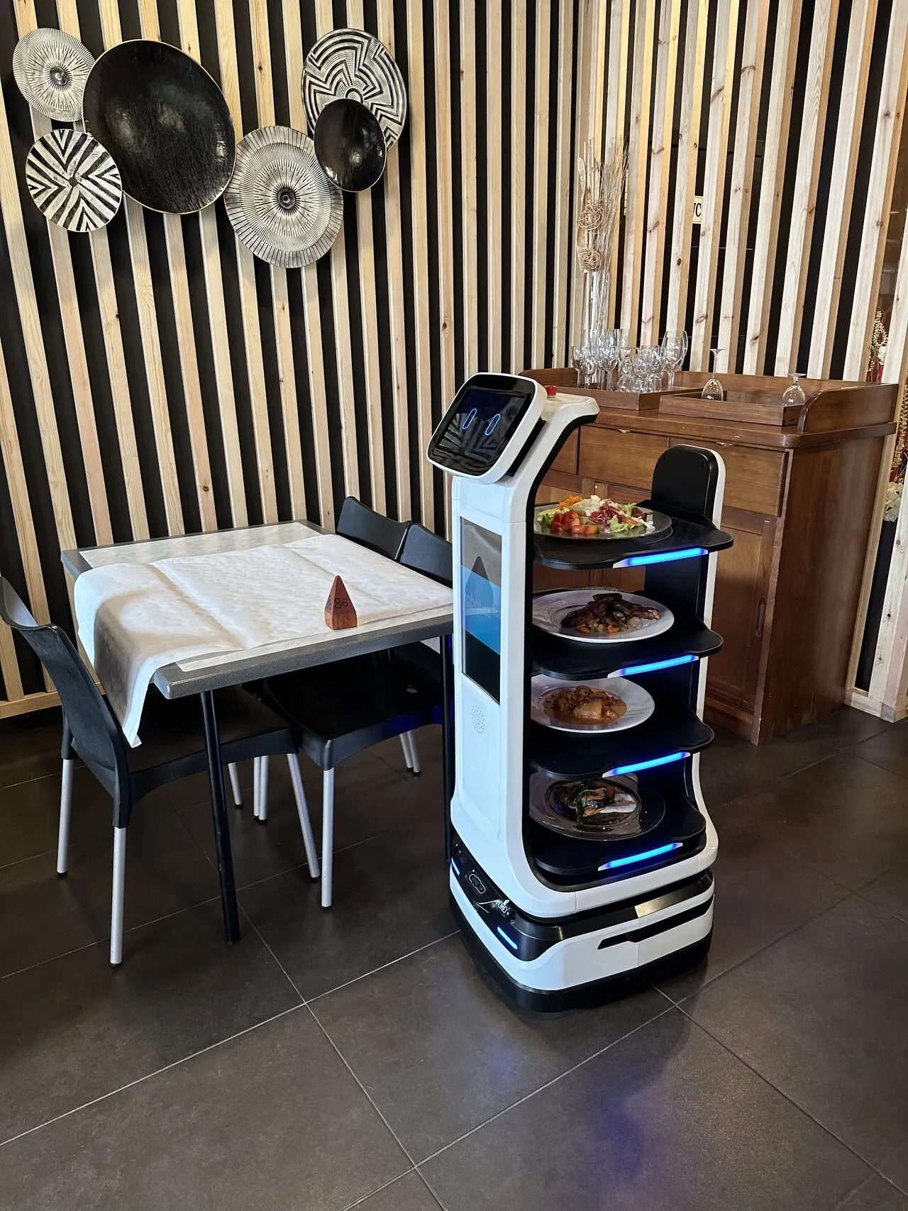 Intelligent food service robot with autonomous navigation Intelligent food delivery robot factory Robot Intelligent Serveur