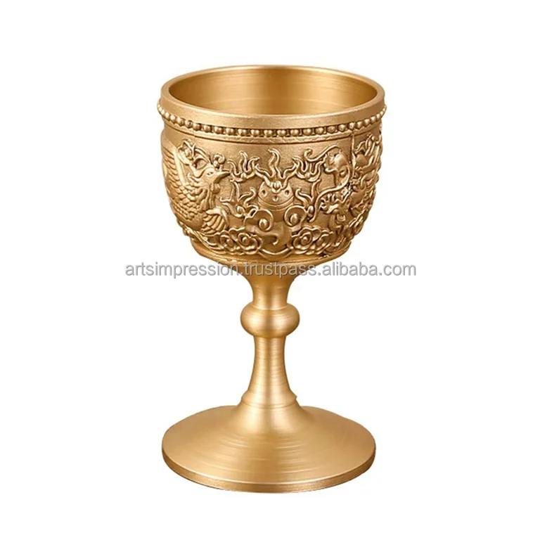 Shiny gold beautiful wine Goblet unique size stylish wine glass embossed working with fine quality water drinking beer use items