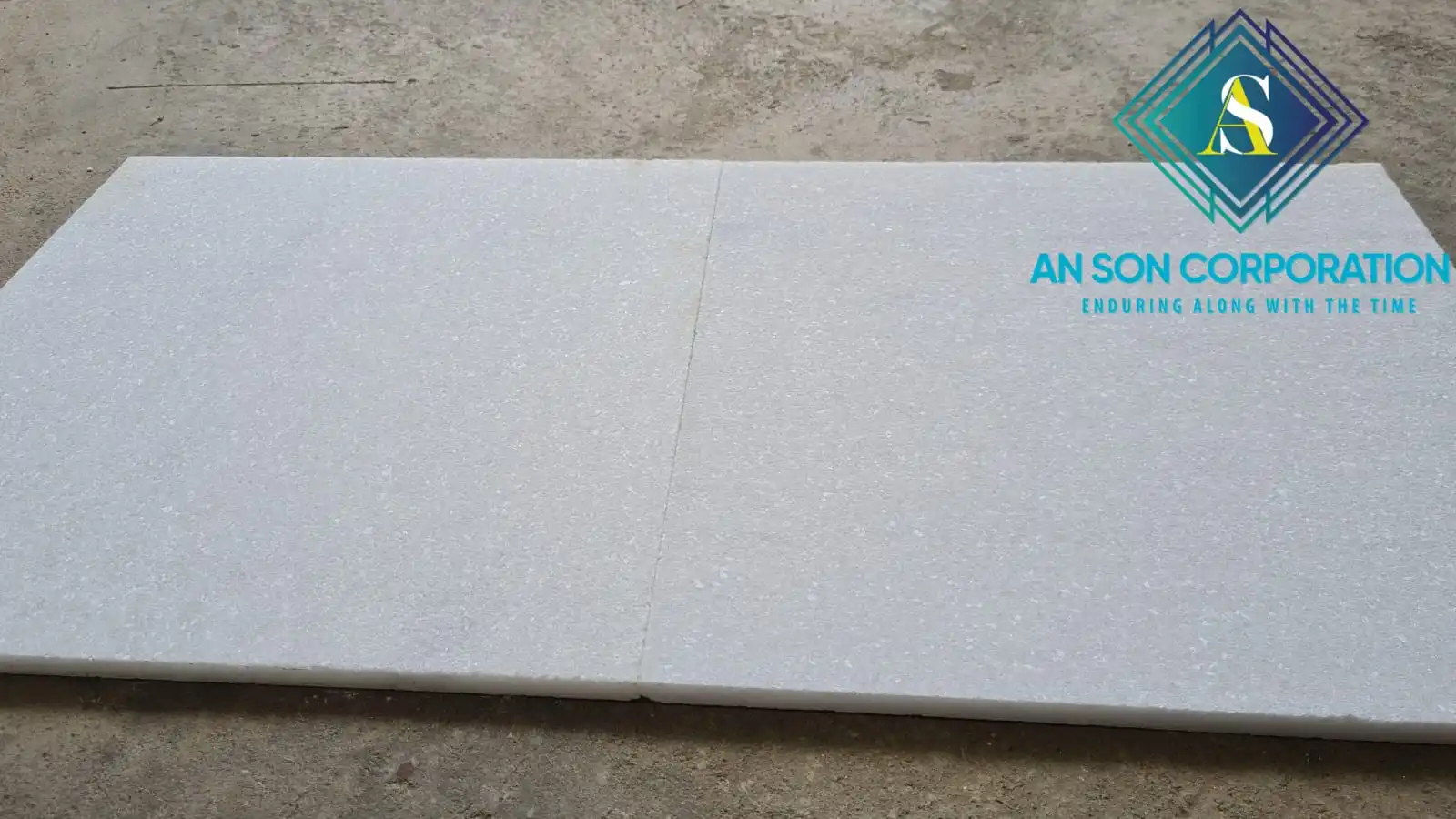 Белая мраморная плитка с пескоструйной обработкой